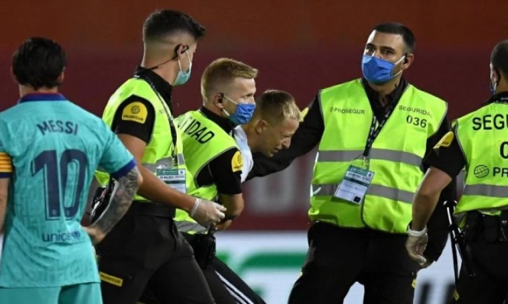 Οπαδός επιχείρησε να βγάλει selfie με το Μέσι, τον συνέλαβαν και του διέγραψαν τις φώτο!